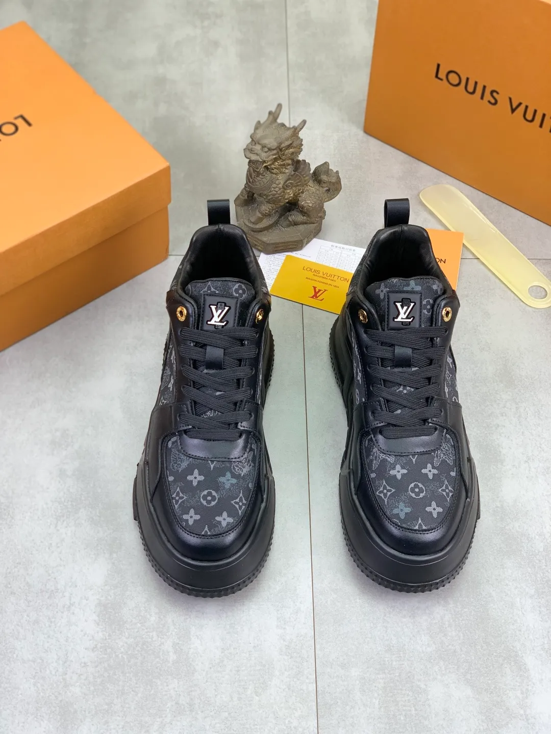 Men's men's shoes 💰P440 new style 💶【LOUIS VUITTON) new high top🍀LV Louis Vuitton *—— LV classic high top trendy shoes! Made of imported original soft calfskin, water-dyed pigskin lining. Original wear-resistant rubber outsole! High quality products! Code number: 38-44 Color: 2️⃣colors available